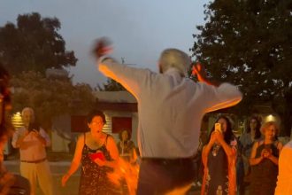 ΣΦήγΚΕΣ στην Πλαζ: Αναβίωση του εθίμου του «Αϊ Γιάννη του Λαμπαδάρη» ΦΩΤΟ