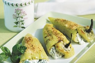 Ψητές πράσινες πιπεριές γεμιστές με αρωματικό κατίκι Δομοκού