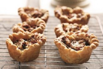 Γεμιστά πιτάκια με αρνίσιο κιμά και τυρί