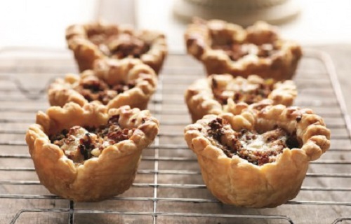 Γεμιστά πιτάκια με αρνίσιο κιμά και τυρί