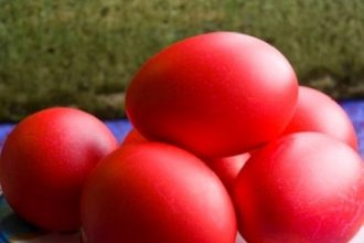 Περίσσεψαν αυγά από το πασχαλινό τραπέζι; Τέλειες ιδέες για να μην πάνε… χαμένα!