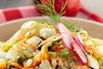 Πατατοσαλάτα με sauce γιαουρτιού και μουστάρδα