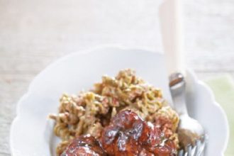 Μπουτάκια κοτόπουλου γεμιστά με βότανα και βίδες με πέστο καρυδιού