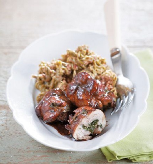 Μπουτάκια κοτόπουλου γεμιστά με βότανα και βίδες με πέστο καρυδιού