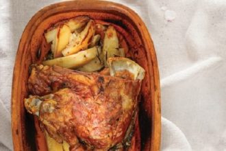 Αρνάκι με πατάτες στη γάστρα