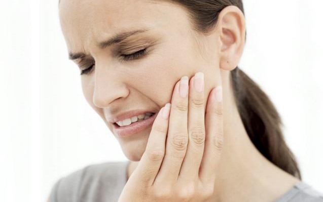 Πονόδοντος όταν πίνετε κάτι ζεστό, ή κρύο: Πού οφείλεται