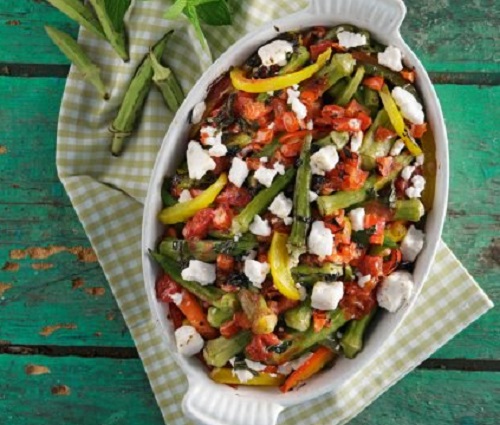 Μπάμιες με χρωματιστές πιπεριές