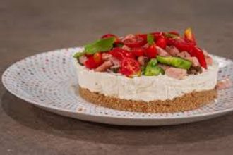 Αλμυρό cheesecake από κριθαροκουλουράκια με λιναρόσπορους και ψημένα τοματίνια