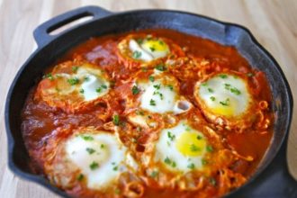 Αβγά μάτια σε σάλτσα ντομάτας με σύγκλινο
