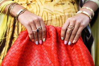 Ανακαλύψτε το χρώμα στα νύχια που έχει κατακλύσει τα social media