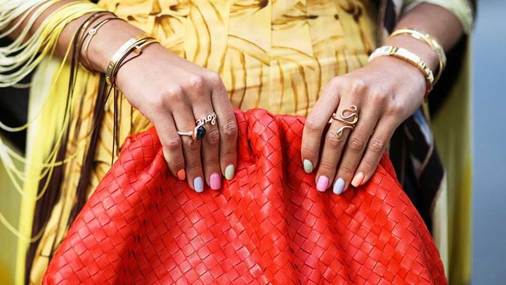 Ανακαλύψτε το χρώμα στα νύχια που έχει κατακλύσει τα social media