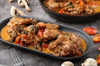 Μπούτι κοτόπουλο με ντοματίνια και μανιτάρια