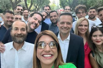 Η selfie της Γεωργίας Πολυτάνου με τον Δούκα και τους συνεργάτες του