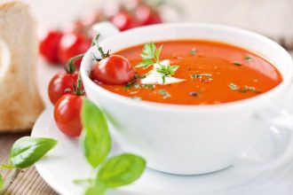 Σούπα βελουτέ με ντομάτα και φακές