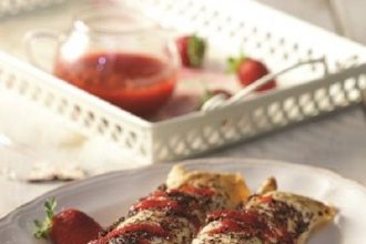 Κρέπες με φρούτα εποχής και σάλτσα φράουλας