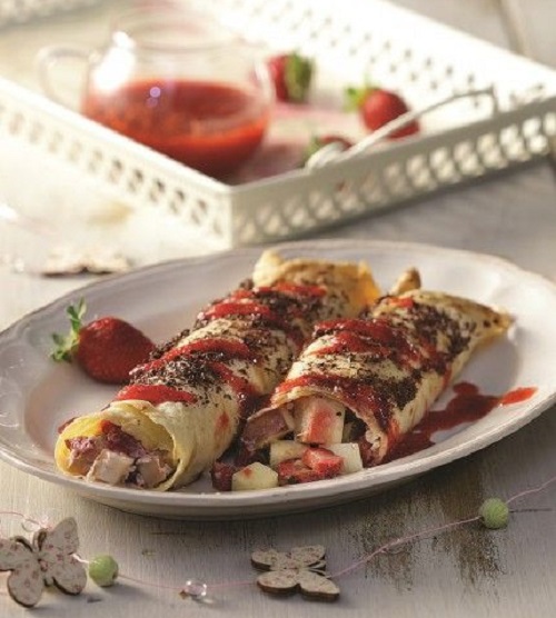 Κρέπες με φρούτα εποχής και σάλτσα φράουλας