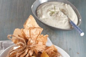 Πατάτες στη λαδόκολλα με σάλτσα φέτας