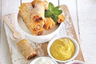 Φλογέρες μπριάμ και τρία ντιπ γιαουρτιού