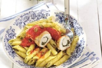 Ρολάκια κοτόπουλου με αρωματικά και πέννες με πέστο ανθότυρου