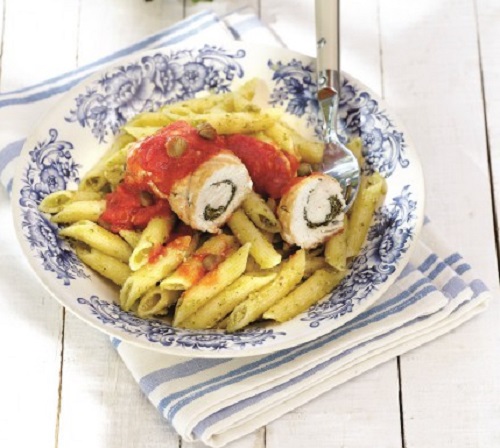 Ρολάκια κοτόπουλου με αρωματικά και πέννες με πέστο ανθότυρου