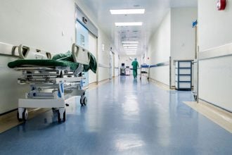 ΕΟΔΥ: 38 θάνατοι από κορονοϊό, 29 διασωληνωμένοι, 673 εισαγωγές