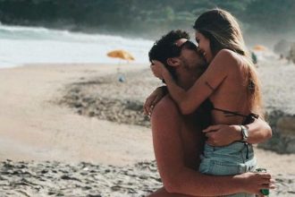 5 πολύ απλοί τρόποι για να του τραβήξεις την προσοχή στο μπαρ