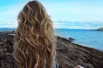 3 tips για να διατηρήσεις άθικτες τις μπούκλες σου