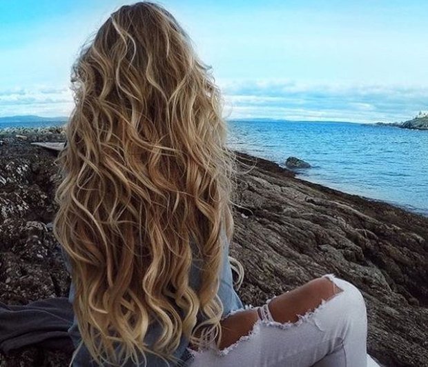 3 tips για να διατηρήσεις άθικτες τις μπούκλες σου