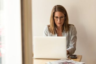 Makeup tips για τις εργαζόμενες που φοράνε γυαλιά οράσεως