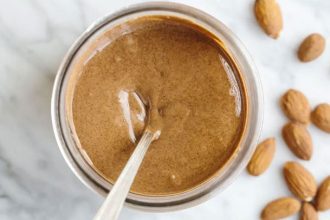 Homemade βούτυρο αμυγδάλου για απόλαυση με λίγες θερμίδες!