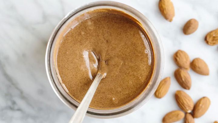 Homemade βούτυρο αμυγδάλου για απόλαυση με λίγες θερμίδες!