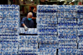 Ανάρπαστος ένας πίνακας ζωγραφικής με ρολό χαρτί υγείας