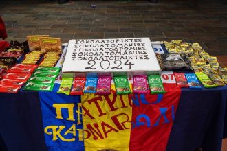 Οι σοκολατορίχτες της Πάτρας έκοψαν τη σοκολατοκαρναβαλόπιτα - ΦΩΤΟ