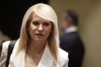 Η Τζάκρη και το... σακάκι του Κασσελάκη