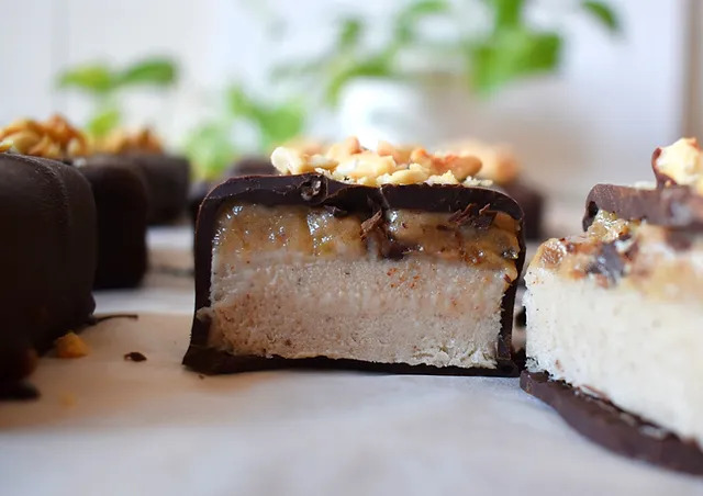 Φτιάξτε την τέλεια μπάρα παγωτού με σοκολάτα και καρύδα χωρίς ζάχαρη