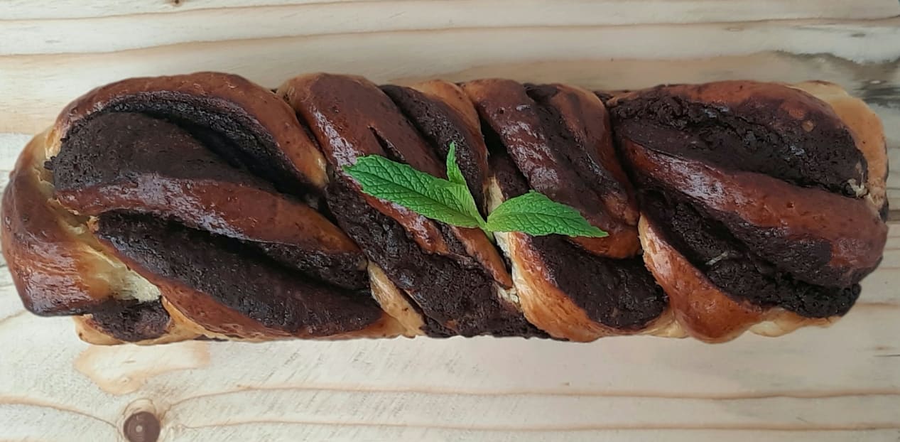 Παραδοσιακό τσουρέκι, κλασικό και με σοκολάτα