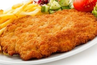 Σνίτσελ πανέ με πατάτες τηγανιτές