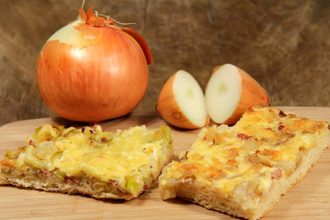 Κρεμμυδόπιτα με μπέικον