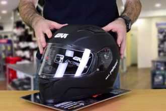 «Όχι βενζίνη, αν δεν φοράς κράνος»: Η νέα καμπάνια του υπουργείου Υγείας μετά τα θανατηφόρα τροχαία