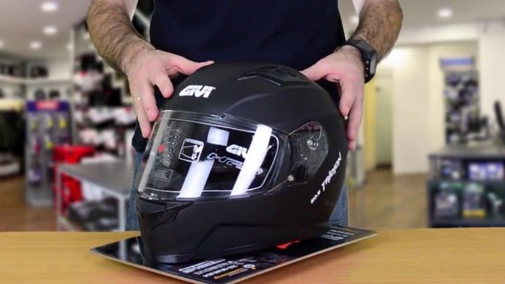 «Όχι βενζίνη, αν δεν φοράς κράνος»: Η νέα καμπάνια του υπουργείου Υγείας μετά τα θανατηφόρα τροχαία