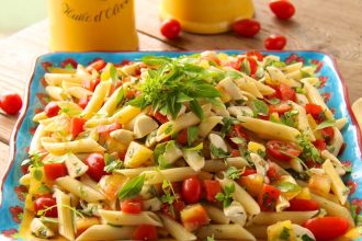 Σαλάτα με πέννες, μοτσαρέλα και ντοματίνια