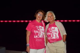 O Κυματοθραύστης της Πάτρας φωταγωγήθηκε ροζ για τρίτη συνεχόμενη χρονιά.