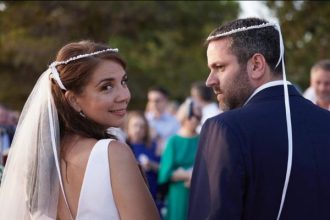 Κύρα Κάπη-Χρήστος Ζωγράφος: Λαμπερός γάμος στην Τζιά - Στιγμές ευτυχίας για τους συνεργάτες του Πρωθυπουργού