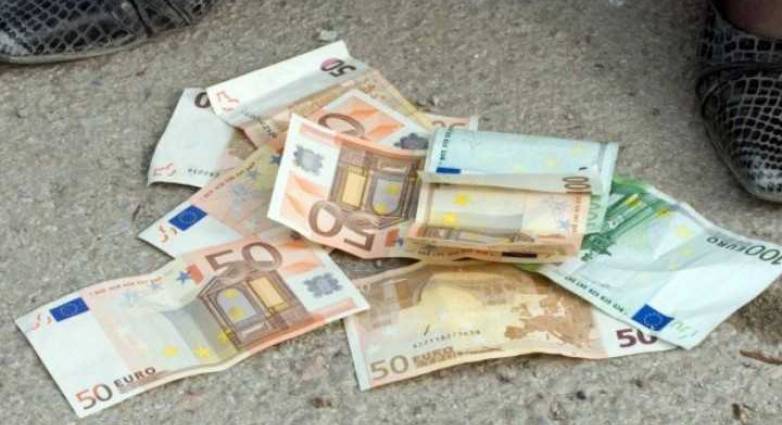 Πάτρα: Πέταξε στον απατεώνα χρήματα και κοσμήματα από μπαλκόνι - Νέο περιστατικό!