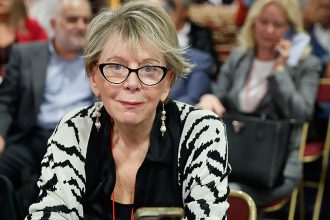 Η Έλενα Ακρίτα δημοσίευσε τη βουλευτική της αποζημίωση και προκάλεσε θύελλα αντιδράσεων