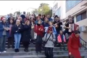 Πάτρα: Τα μέλη της "Ελεύθερης Ορχήστρας" με τον μαέστρο της Δημήτρη Τζαβάρα τραγούδησαν τα κάλαντα ΒΙΝΤΕΟ