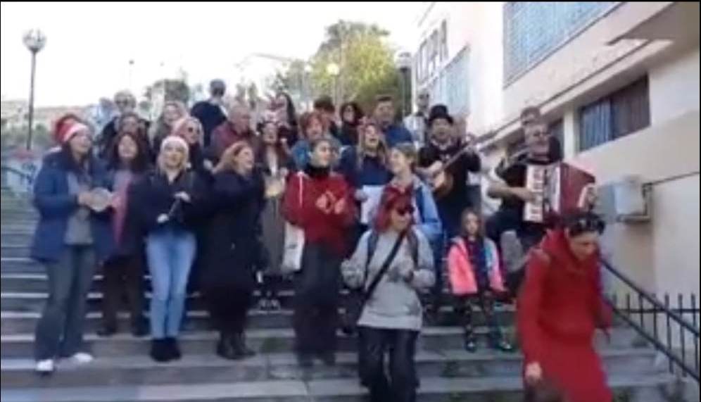 Πάτρα: Τα μέλη της "Ελεύθερης Ορχήστρας" με τον μαέστρο της Δημήτρη Τζαβάρα τραγούδησαν τα κάλαντα ΒΙΝΤΕΟ