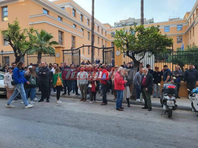 Η Δημοτική Αρχή "βλέπει" ψευδείς ειδήσεις, καταγγέλλει δημοσιογράφους και καλεί σε συγκέντρωση στο Δημαρχείο