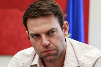 Ο Κασσελάκης απάντησε στον Κουτσούμπα για το «φυντάνι»: «Αφήστε όλα τα λουλούδια να ανθίσουν»