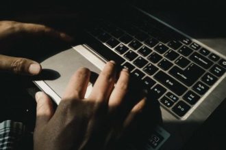 Παρίστανε τον Παύλο Γλύξμπουργκ για να πάρει χρήματα από ηλικιωμένους - Τι καταγγέλλει 74χρονος